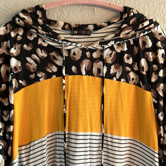 Brand-“ Vision” cute top with hood size L., soft,thin & flowing cute with jeans - Picture 2 of 8